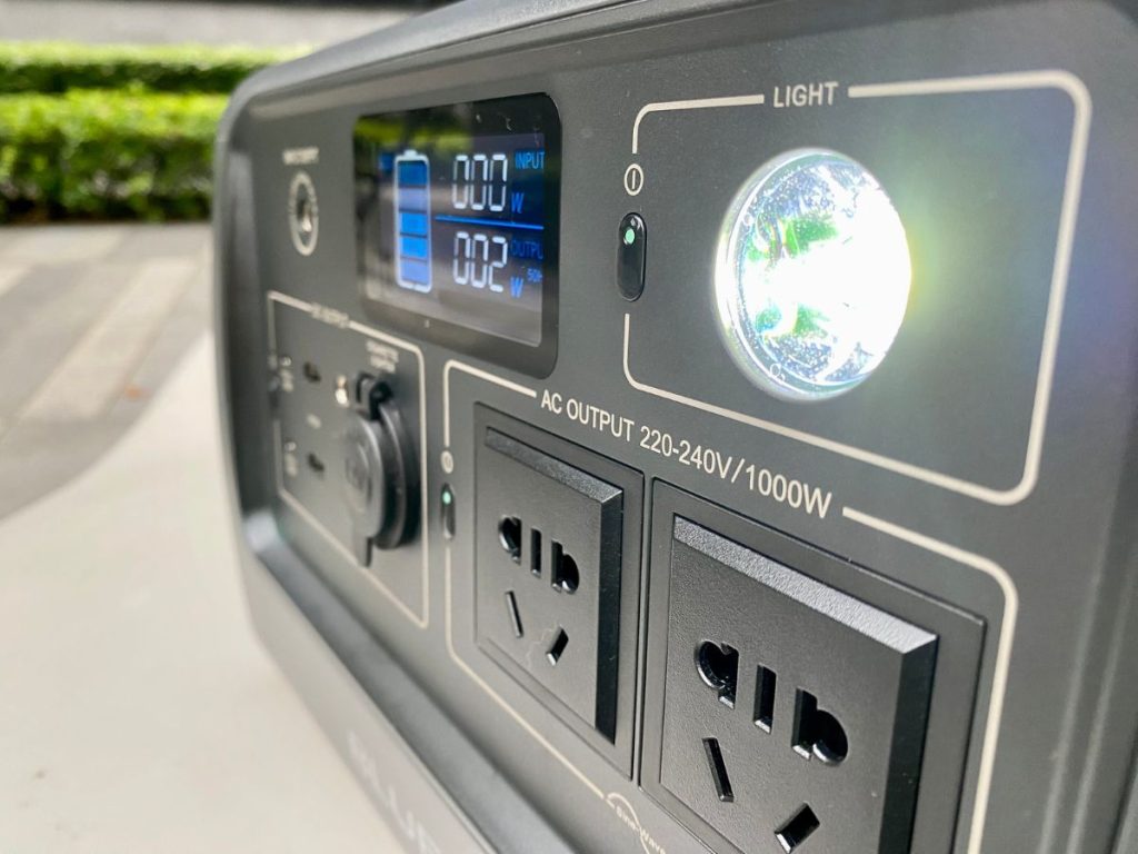 use BLUETTI EB70S outside with LED light on